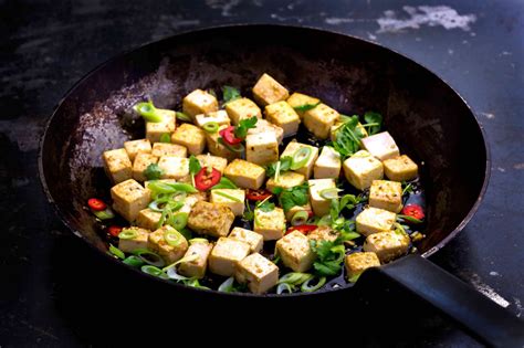  Huai'an Maojiawan Tofu: Kuivatuilla sienillä ja chililla maustettu tofu antaa maunsyvyyttä!